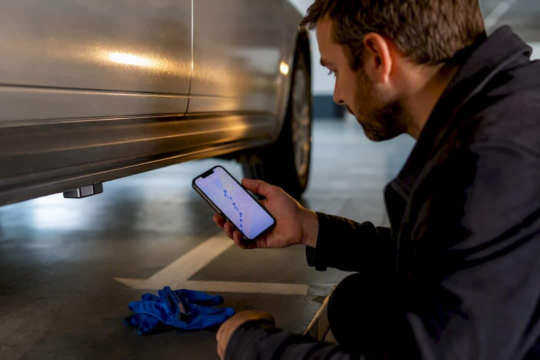 Conducteur consultant le journal d'activité GPS