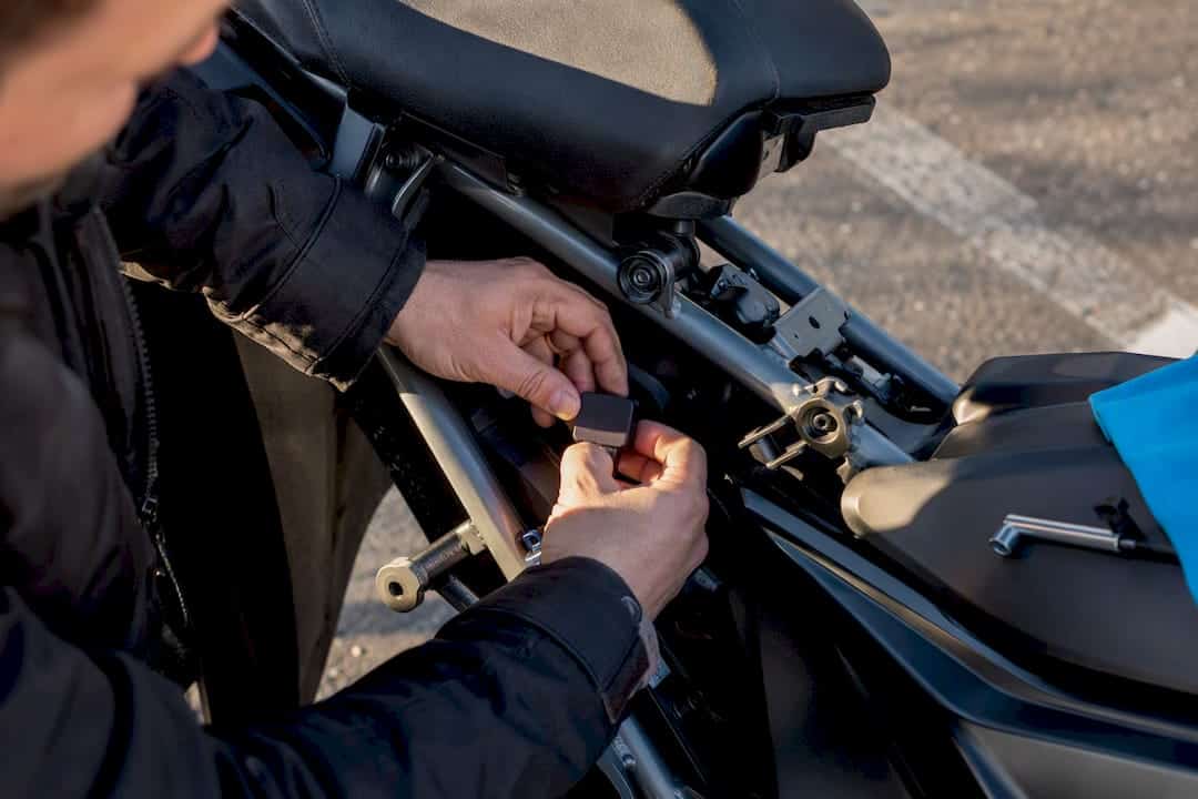 Pose discrète d’un traceur sous la selle
