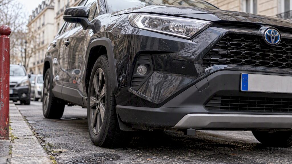 SUV garé, localisation Beepings et phare avant