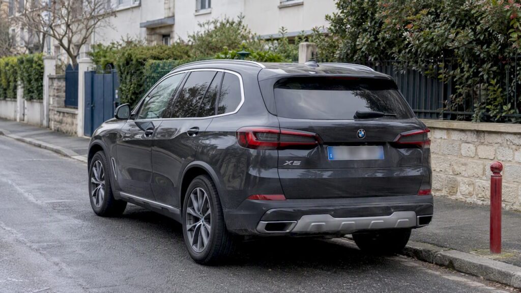 SUV garé dans une rue résidentielle européenne