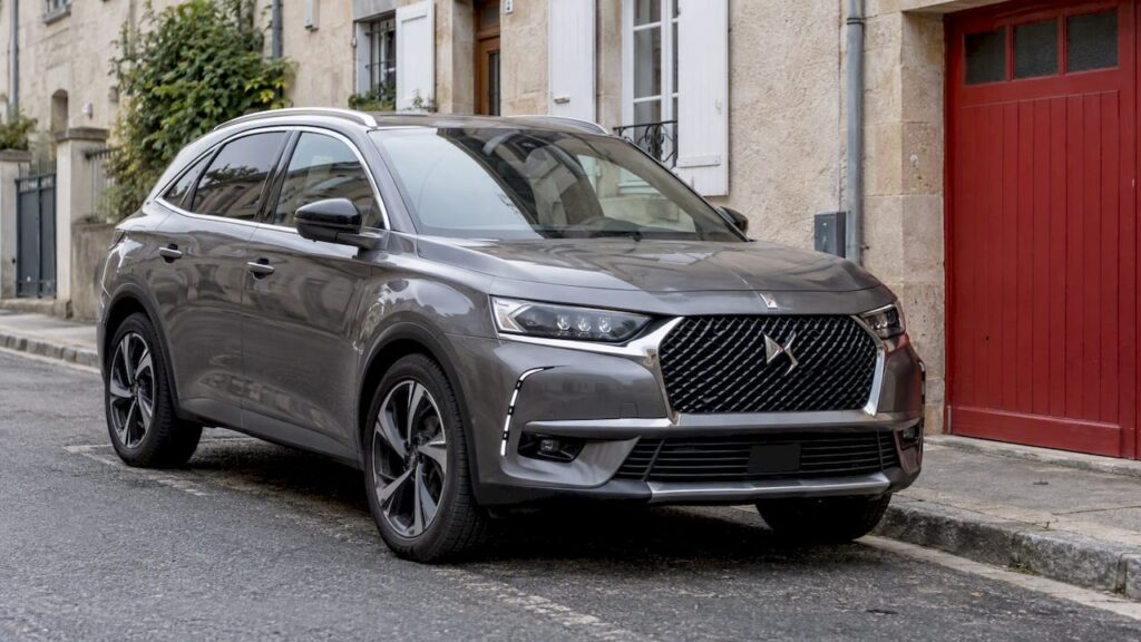 DS 7 Crossback posé dans une rue française