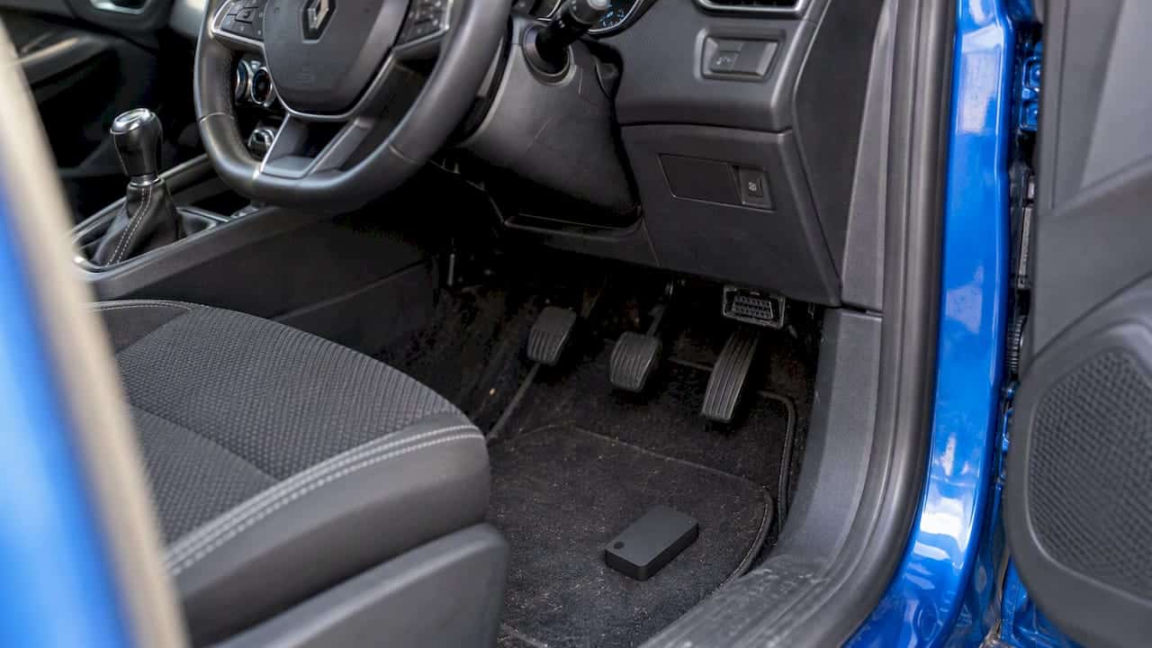 Prise OBD et traceur GPS dans une voiture
