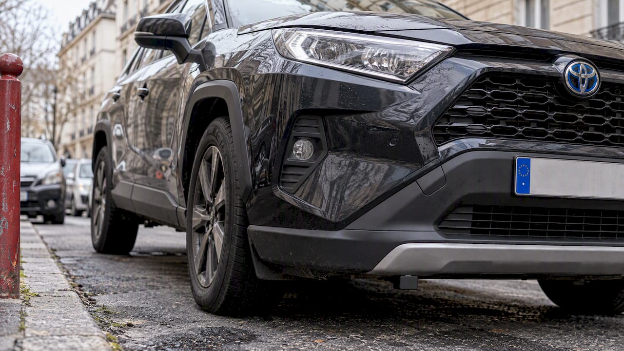 SUV garé, localisation Beepings et phare avant